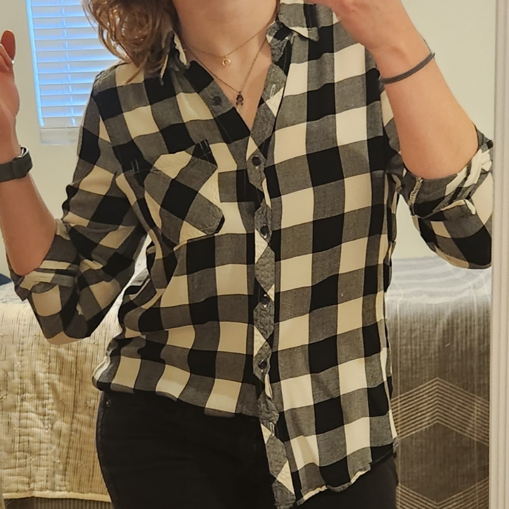 Universal thread button down